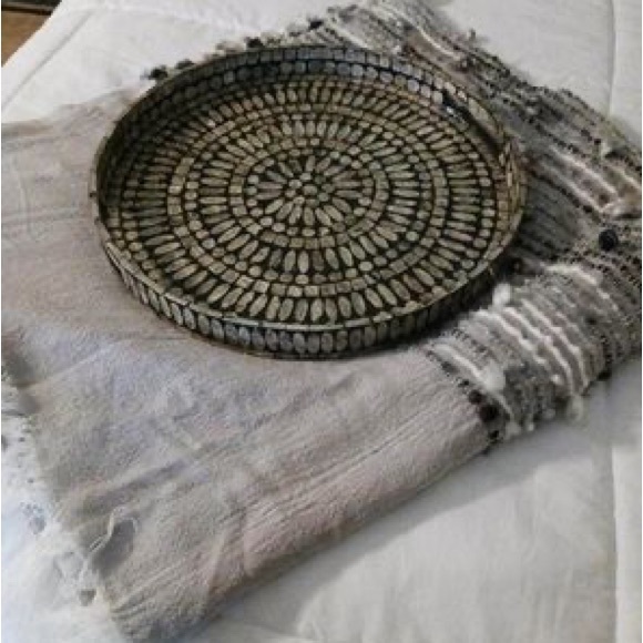 Throw blanket and decorative plate - Picture 3 of 5